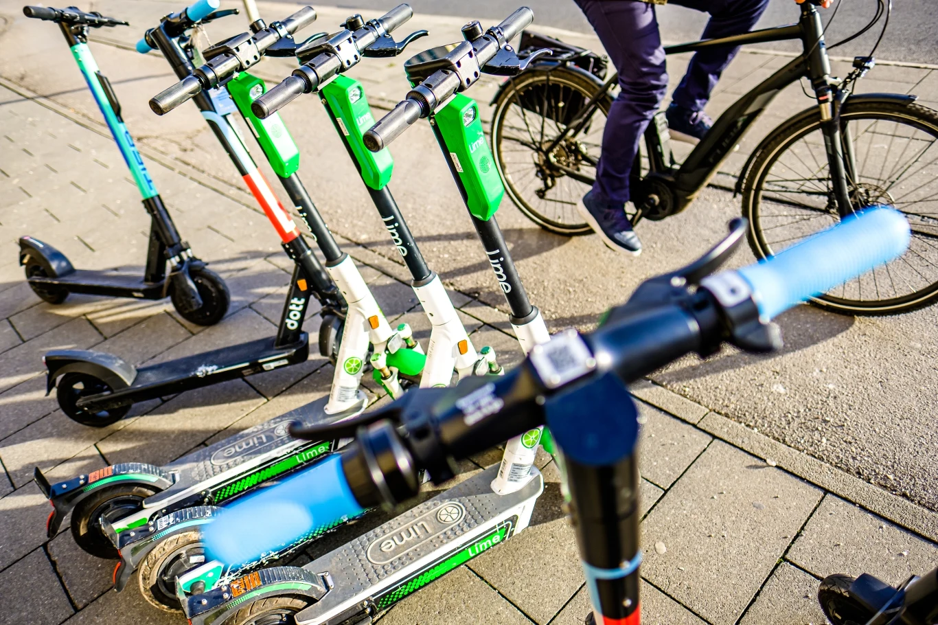 Koniec z hulajnogami elektrycznymi na minuty w Paryżu Koniec z hulajnogami elektrycznymi na minuty w Paryżu