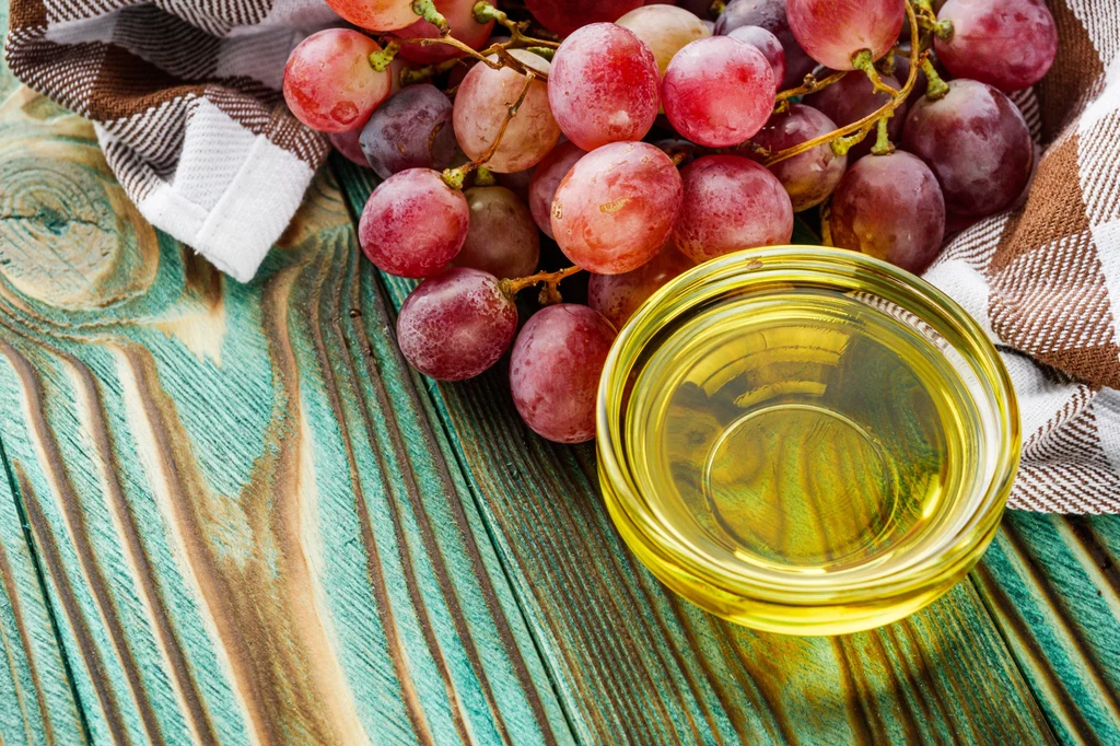 Olej z pestek winogron najlepiej stosować w temperaturze pokojowej - jako dodatek do sałatek czy surówek