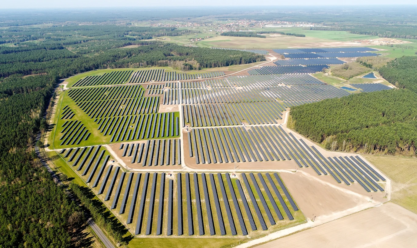 Energa rozpoczyna budowę kolejnych farm fotowoltaicznych. Na zdjęciu farma w Wielbarku oddana w kwietniu 2023 r. Energa rozpoczyna budowę kolejnych farm fotowoltaicznych. Na zdjęciu farma w Wielbarku oddana w kwietniu 2023 r.