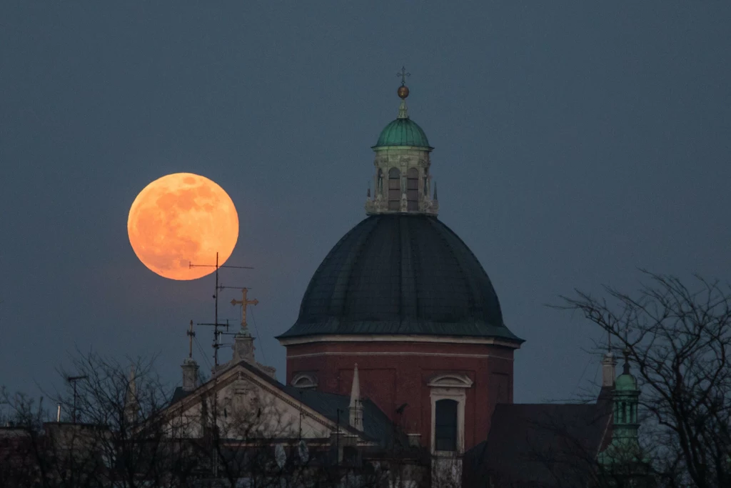 W czasie trwania superpełni Księżyc nie jest niebieski jak wskazuje nazwa. Ma barwę pomarańczową