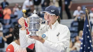 Iga Światek z trofeum za wygranie US Open 2022 