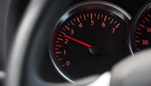 Wysokie obroty po uruchomieniu silnika. Kiedy to norma, a kiedy usterka?