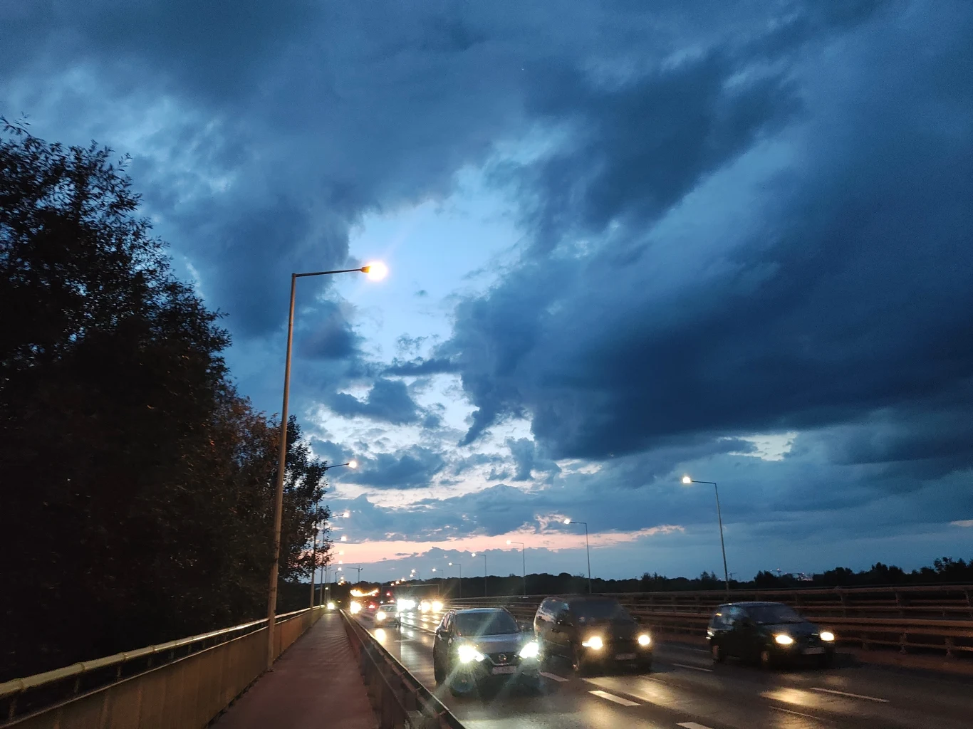 Ciemno, brzydko, ale Motorola Razr 40 Ultra daje radę. Ciemno, brzydko, ale Motorola Razr 40 Ultra daje radę.