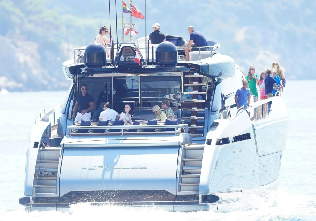 Elton John z przyjaciółmi na jachcie w St. Tropez