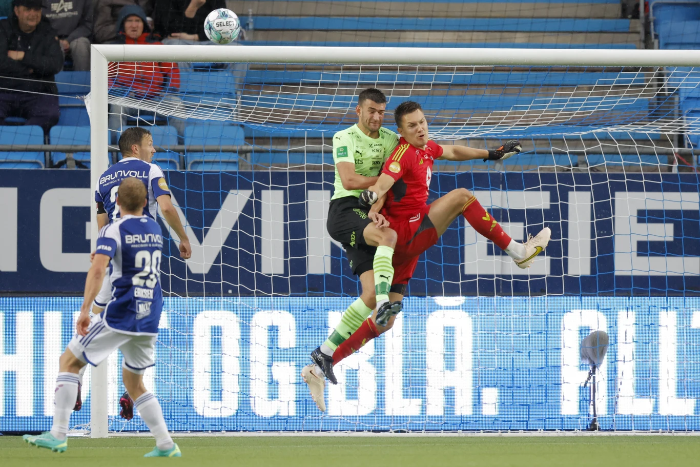 Jakup Andreasen w walce z bramkarzem Molde