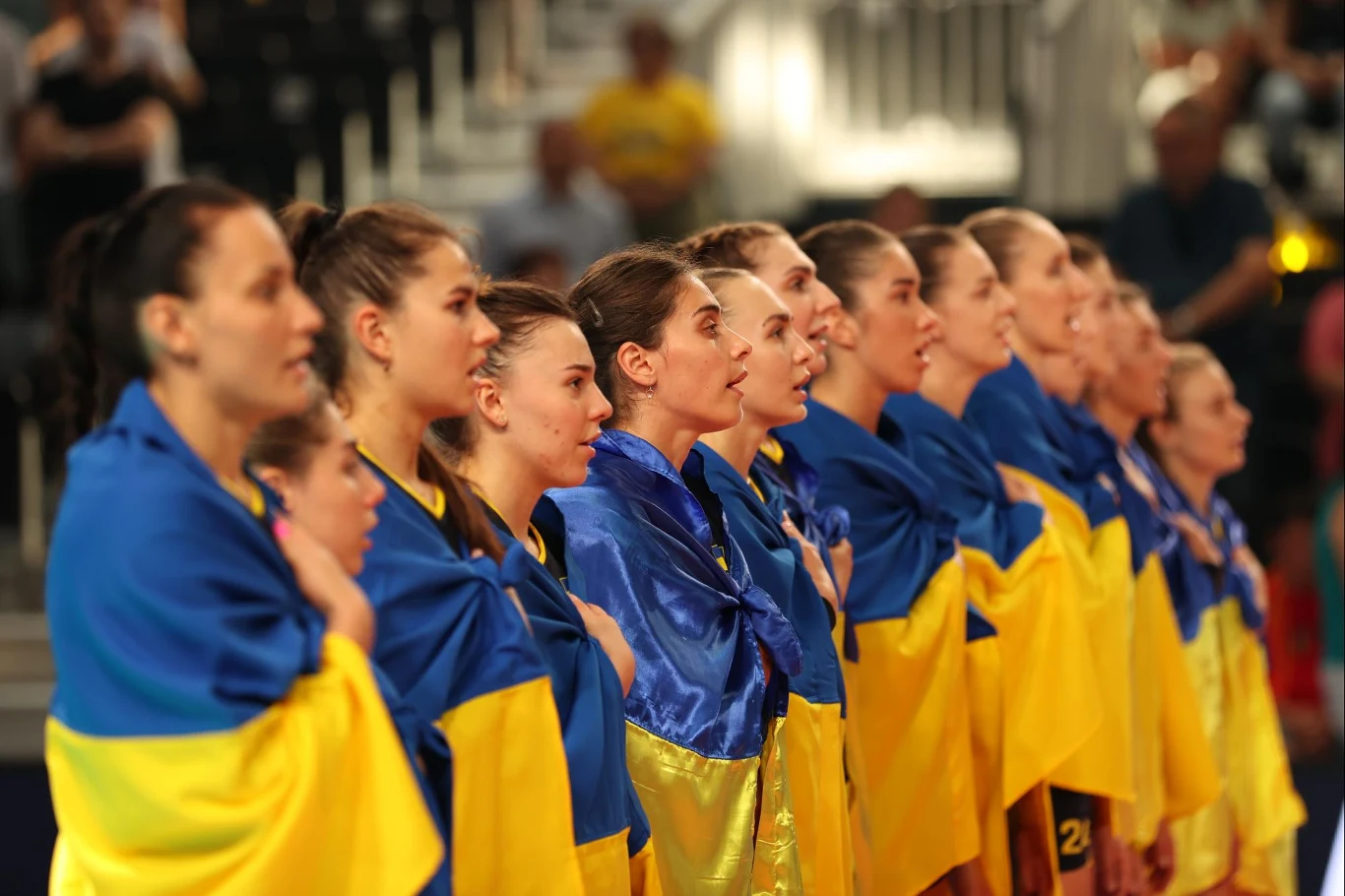 Ukrainki za każdym razem odśpiewują hymn okryte flagami Ukrainki za każdym razem odśpiewują hymn okryte flagami