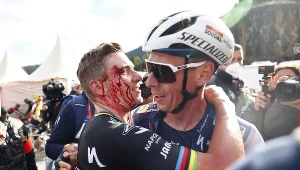 Remco Evenepoel mocno krwawił z rany
