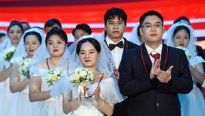 Na zdj. grupowa ceremonia ślubna w południowych Chinach