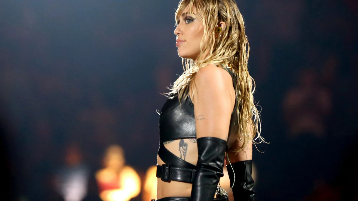 Miley Cyrus opowiedziała o konflikcie z Sinead O'Connor i relacji z ojcem Miley Cyrus opowiedziała o konflikcie z Sinead O'Connor i relacji z ojcem