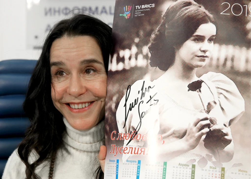 Lucelia Santos z fotosem z serialu "Niewolnica Isaura" podczas pobytu w Rosji.  Lucelia Santos z fotosem z serialu "Niewolnica Isaura" podczas pobytu w Rosji.