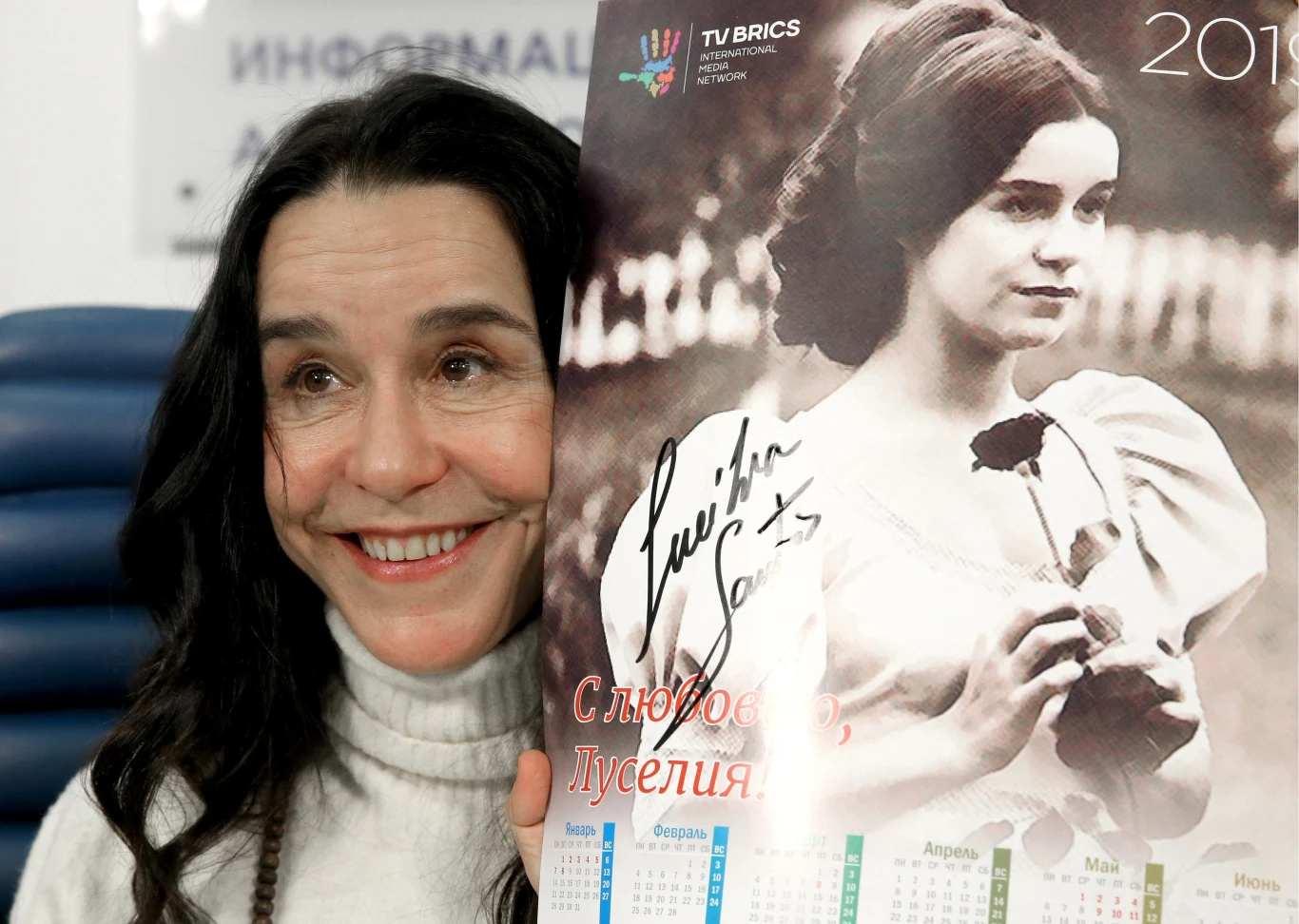 Lucelia Santos z fotosem z serialu "Niewolnica Isaura" podczas pobytu w Rosji. Lucelia Santos z fotosem z serialu "Niewolnica Isaura" podczas pobytu w Rosji.