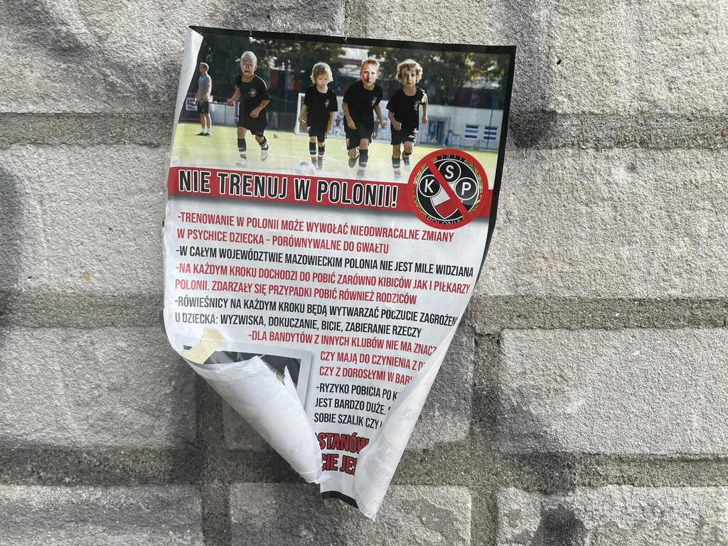 Plakaty z młodymi zawodnikami Polonii wiszą w okolicach warszawskich szkół 