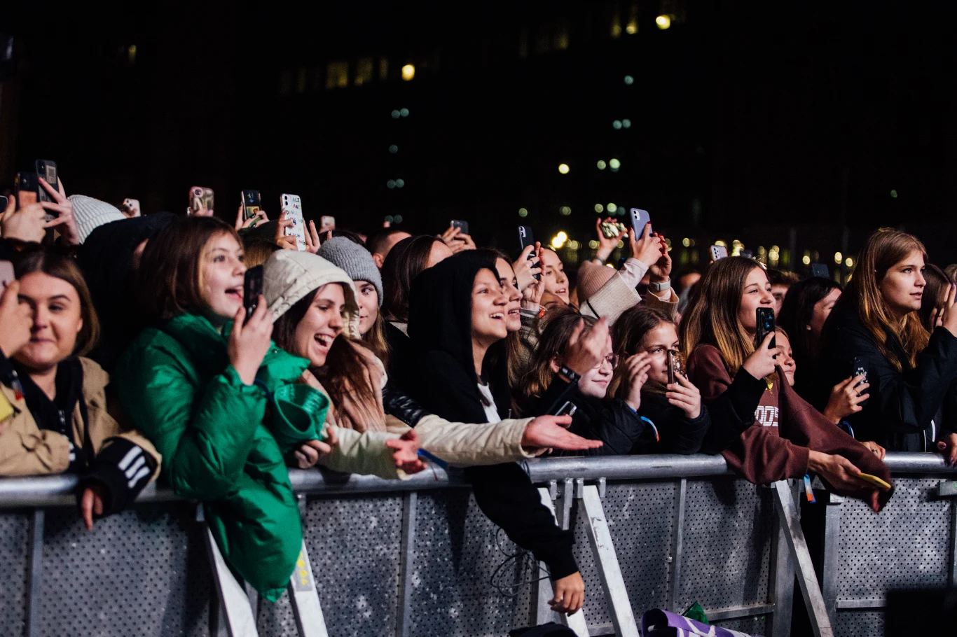 Fanki podczas koncertu Bedoesa na Great September 2022