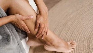 Skurcze mięśni i zespół niespokojnych nóg to objawy, które mogą wskazywać na rozwijającą się mocznicę