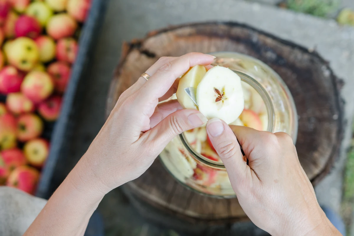 Ocet jabłkowy z powodzeniem można przygotować w domu. Warto jednak pamiętać o kilku zasadach