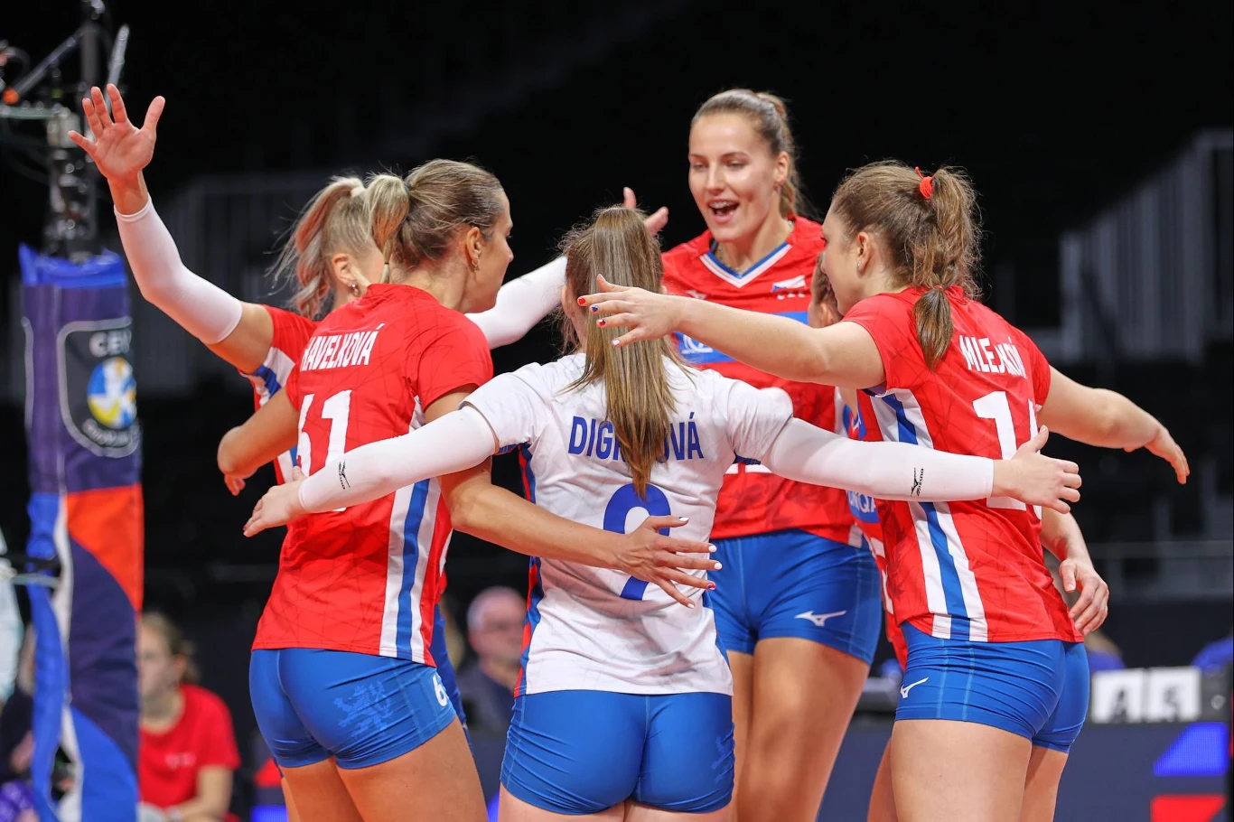 Siatkarki reprezentacji Czech. Druga z prawej Gabriela Orvosova