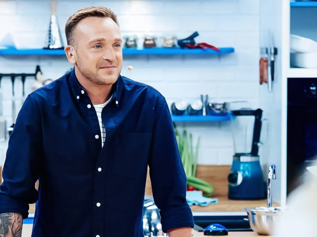 Mateusz Gessler będzie prowadził nowy program w telewizyjnej "Czwórce", "Para do gara. Ona mówi, on gotuje"