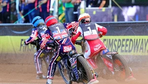 Anders Rowe w kasku czerwonym