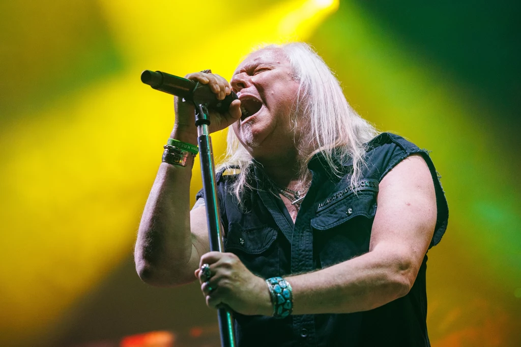 Bernie Shaw (Uriah Heep) jest pogrążony w żałobie po śmierci żony