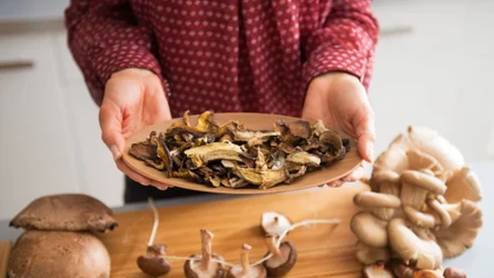 Jak najszybciej wyczyścić grzyby? Nie musisz moczyć ich przez długie godziny.