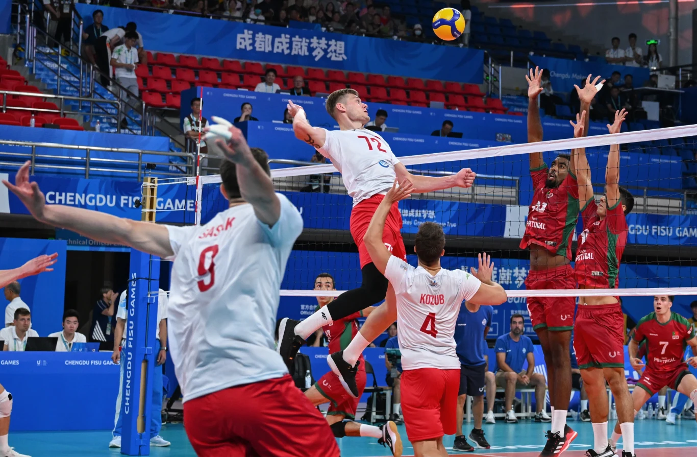 Mateusz Poręba (z numerem 72) podczas Uniwersjady w Chendu