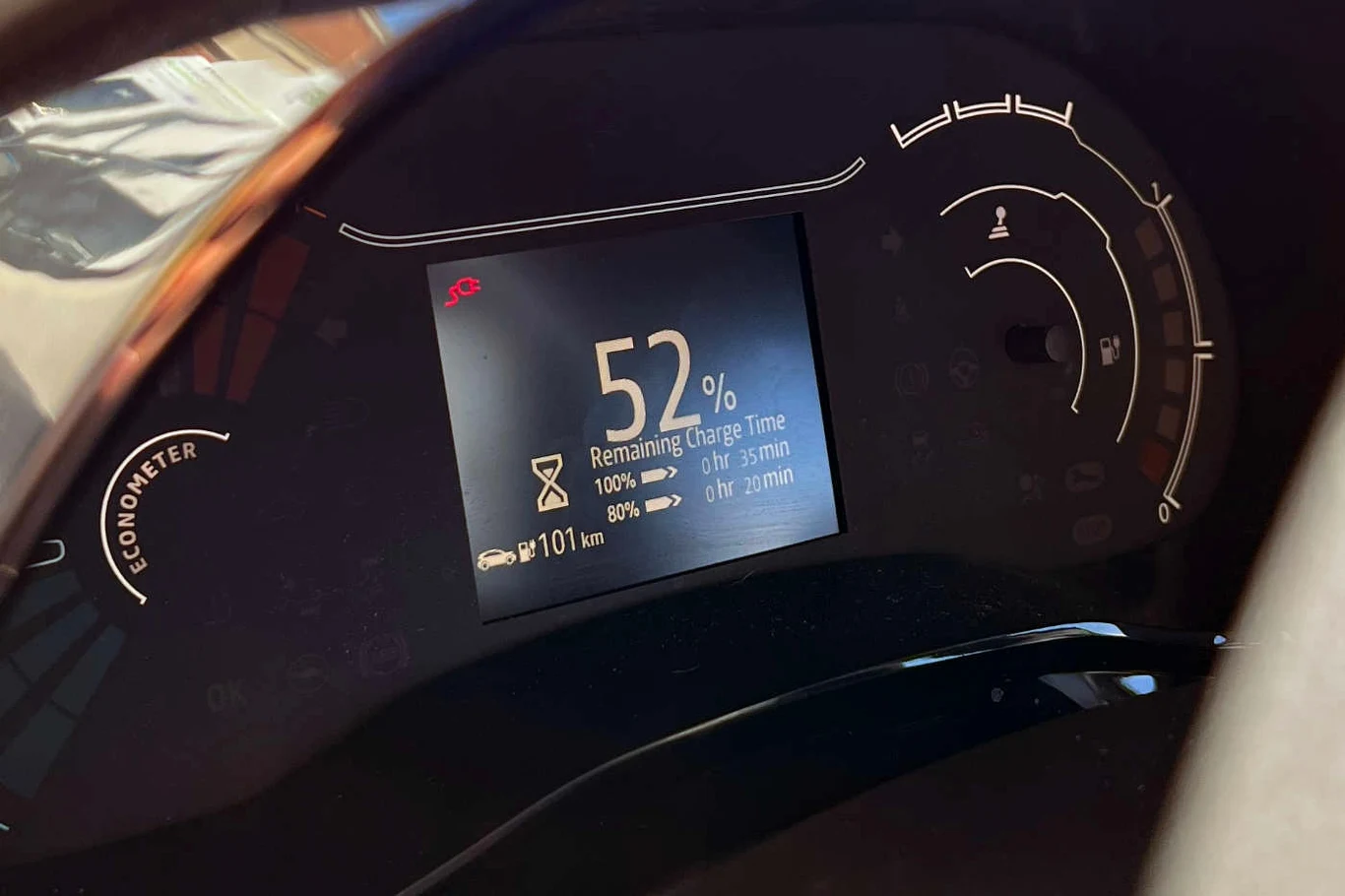 Z wykorzystaniem pełnej mocy połowę baterii Dacii można doładować w 35 minut