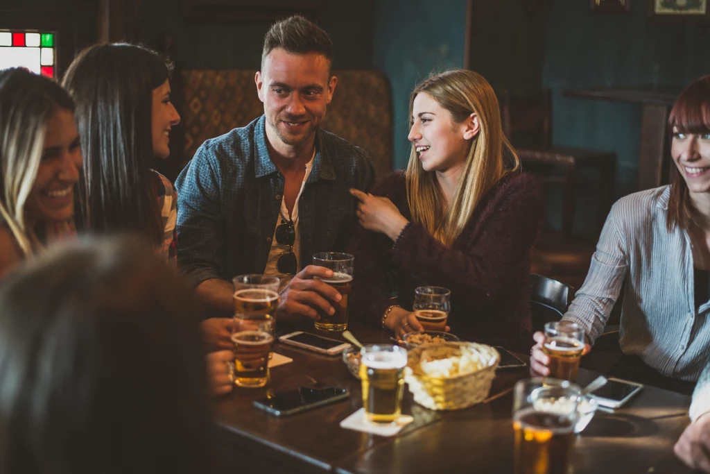 Spożywanie alkoholu nie sprawia, że inni ludzie zaczynają być dla nas atrakcyjni...