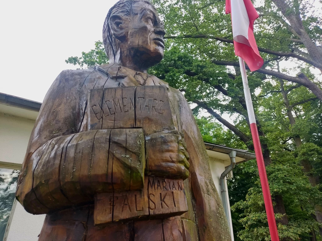 Przed muzeum w Kuźnicy Grabowskiej stoi rzeźba przedstawiająca Mariana Falskiego