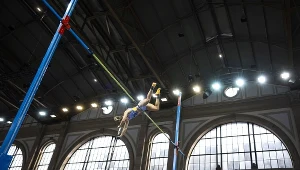 Lekkoatletyczne zmagania w niektórych dyscyplinach mogą odbyć się dosłownie wszędzie: nawet w hali dworca kolejowego 