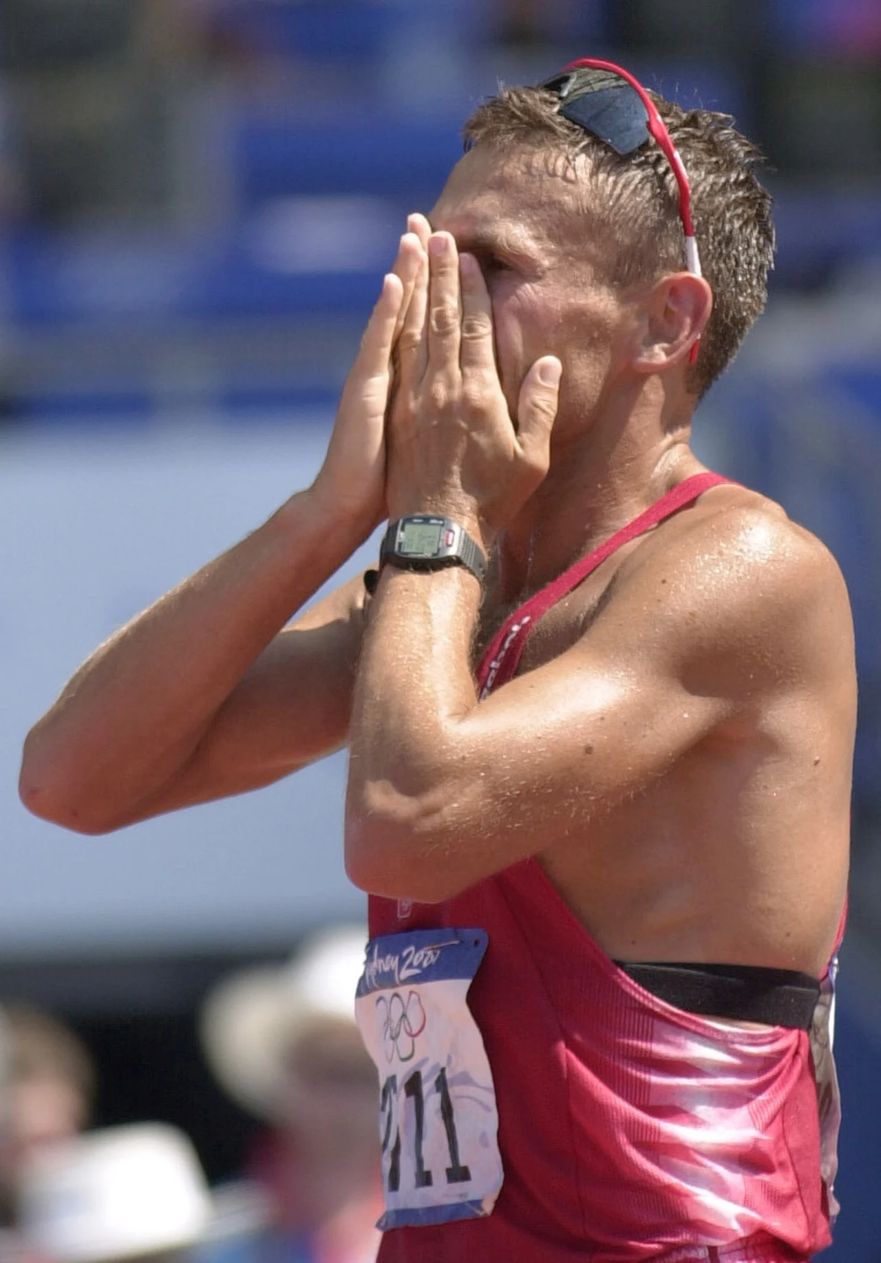 Zdjęcie z igrzysk olimpijskich w Sydney - Robert Korzeniowski tuż po wywalczeniu złotego medalu w chodzie na 50 km