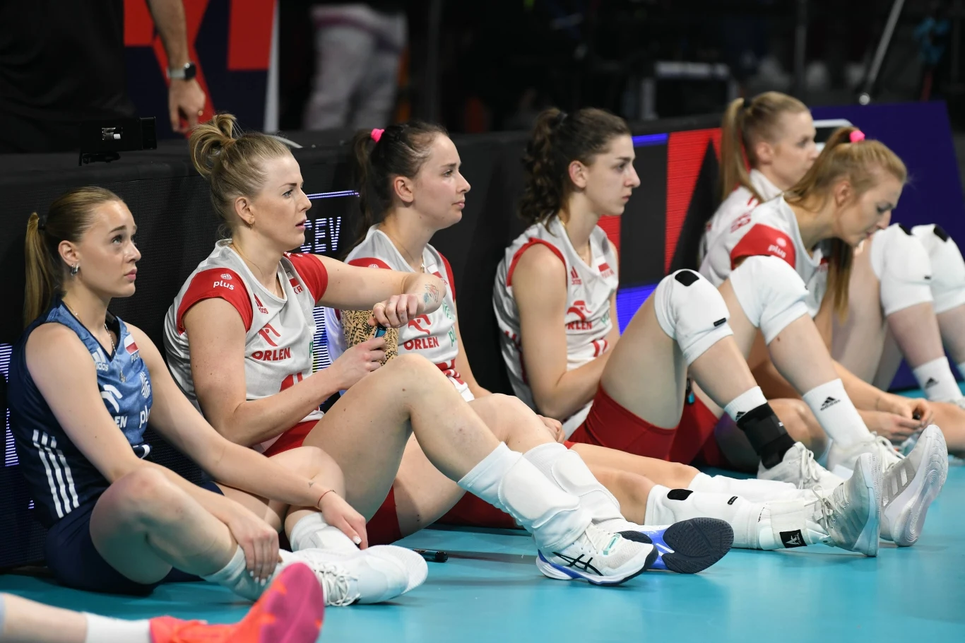Polskie siatkarki po porażce z Turcją. Druga z lewej Joanna Wołosz, kapitan drużyny Polskie siatkarki po porażce z Turcją. Druga z lewej Joanna Wołosz, kapitan drużyny
