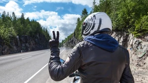 Motocykliści komunikują się gestami. Te sygnały musi znać każdy kierowca