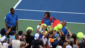 Stafanos Tsitsipas rozdaje autografy po przegranym meczu w US Open 2023