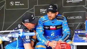 Bartosz Zmarzlik z tatą w boksie. Grand Prix w Gorzowie.