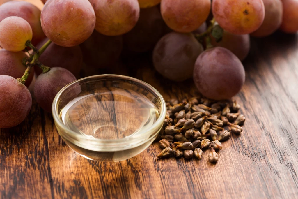 Olej z pestek winogron ma łagodny, niewyczuwalny zapach i smak, a więc będzie nadawać się do przyrządzania wszystkich potraw.