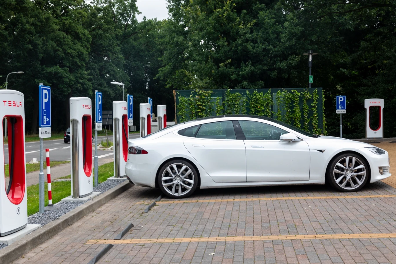 Według Tesli Superchargery w Ząbkach mogą naładować model S na ponad 300 km zasięgu w 15 minut / zdjęcie ilustracyjne