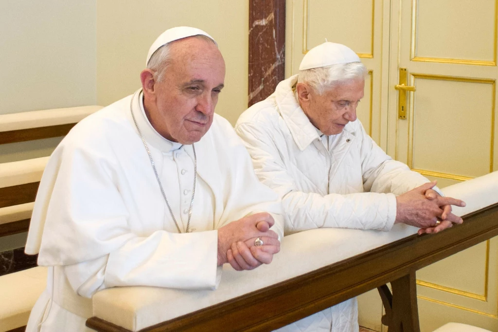 Papież Franciszek i Benedykt XVI w 2013 r.
