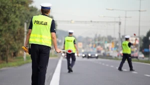 Policjant w trakcie pomiaru prędkości / zdj. ilustracyjne