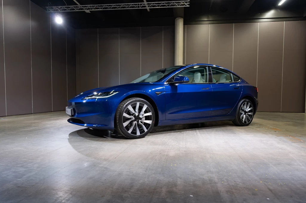 Tesla Model 3 debiutuje w Europie w nowym wariancie. Oferuje największy zasięg w historii. 