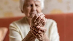 Kwas moczowy odkłada się w stawach, powodując obrzęk, zaczerwienienie i ból