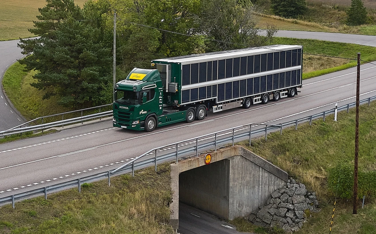 Solarna naczepa Scanii w czasie testów drogowych Solarna naczepa Scanii w czasie testów drogowych