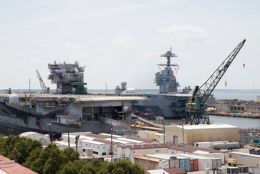 USS Enterprise (z lewej) po wycofaniu ze służby w jednym z doków Newport News Shipbuilding. Obok USS Gerald R. Ford