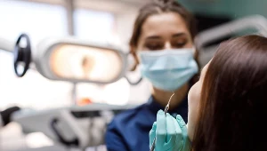 Pamiętać, że na NFZ można zapisać się do dentysty, który ma podpisaną umowę z NFZ. Jest dostępna ich lista