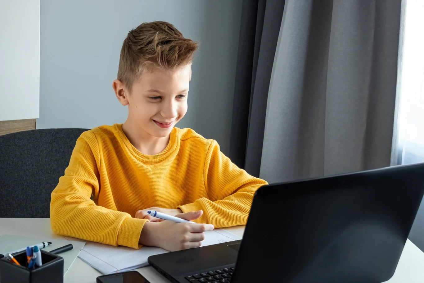 Darmowe laptopy mają być przekazywane czwartoklasistom co roku. Darmowe laptopy mają być przekazywane czwartoklasistom co roku.