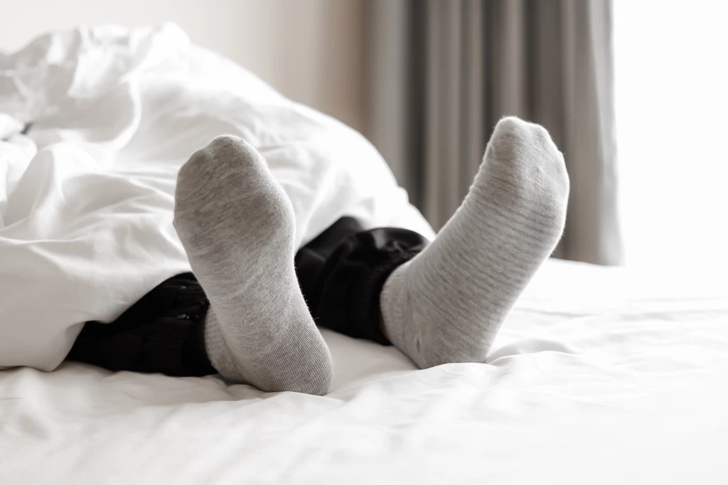 Spanie w skarpetach może przyczynić się do wielu nieprzyjemnych dolegliwości 