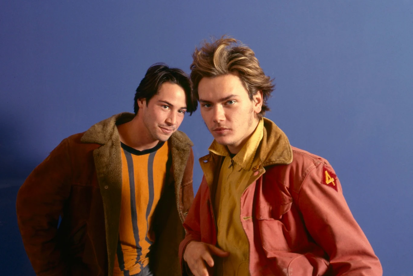 River Phoenix z tyłu Keanu Reeves w filmie "Moje własne Idaho"