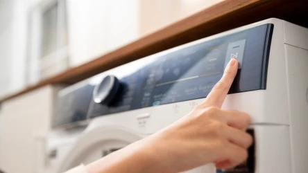 Co daje włożenie foliowej reklamówki do pralki?