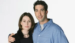 Helen Baxendale i David Schwimmer jako Emily i Ross w serialu "Przyjaciele"