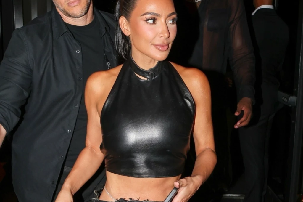 Kim Kardashian doskonale wie, jak zwrócić na siebie uwagę i zazwyczaj robi to poprzez stylizacje