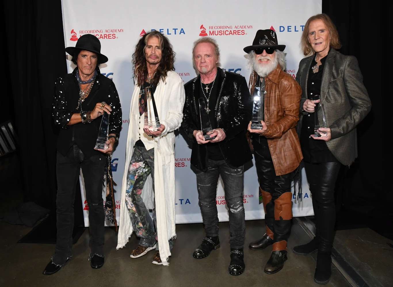 Aerosmith na gali MusiCares 2020. Po środku Joey Kramer